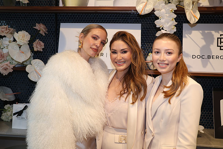 Top-Influencerin und Fashion-Ikone Leonie Hanne, Dr. Luise Berger  und Tochter Eleonora ( Co-Founder) beim DOC.BERGER | EFFECT Lunch im Pop Up DOC.BERGER - Ali Güngörmüss Event Kitchen in München am 26.01.2024 (©Foto: Martin Schmitz)